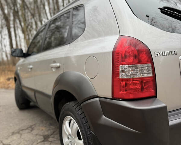 Серый Хендай Туксон, объемом двигателя 1.98 л и пробегом 269 тыс. км за 7100 $, фото 12 на Automoto.ua