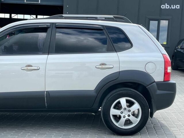 Серый Хендай Туксон, объемом двигателя 2 л и пробегом 255 тыс. км за 7490 $, фото 5 на Automoto.ua