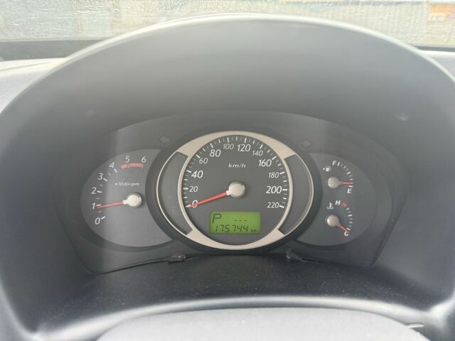 Серый Хендай Туксон, объемом двигателя 2 л и пробегом 175 тыс. км за 3400 $, фото 21 на Automoto.ua