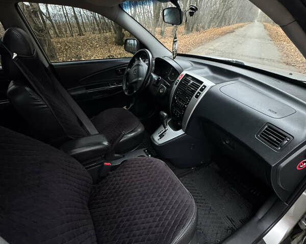 Серый Хендай Туксон, объемом двигателя 1.98 л и пробегом 269 тыс. км за 7100 $, фото 17 на Automoto.ua