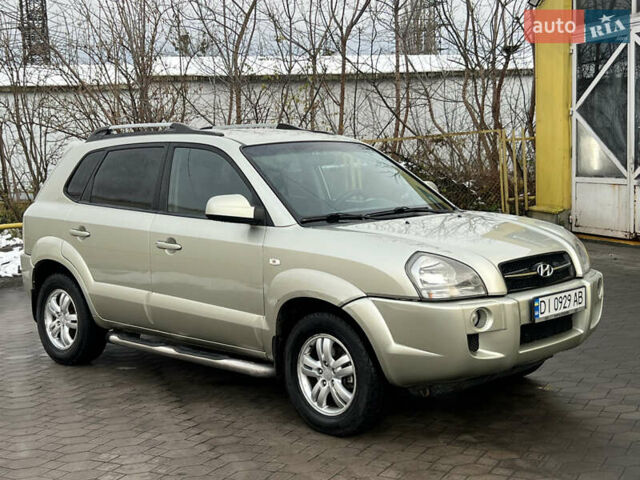 Сірий Хендай Туксон, об'ємом двигуна 2 л та пробігом 257 тис. км за 6550 $, фото 2 на Automoto.ua