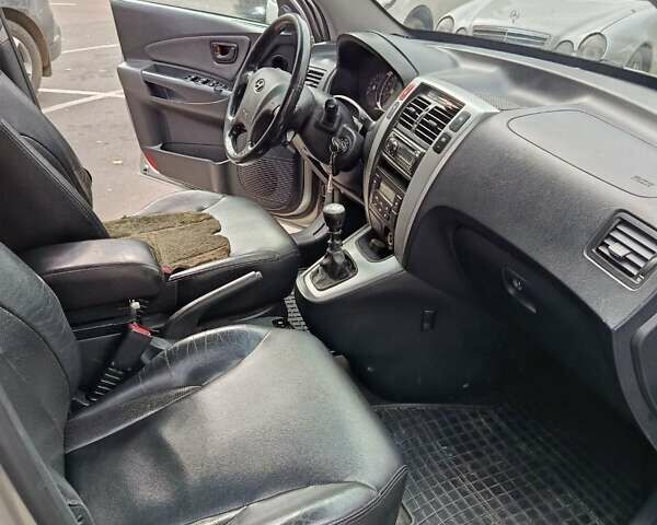 Сірий Хендай Туксон, об'ємом двигуна 2 л та пробігом 335 тис. км за 7200 $, фото 11 на Automoto.ua