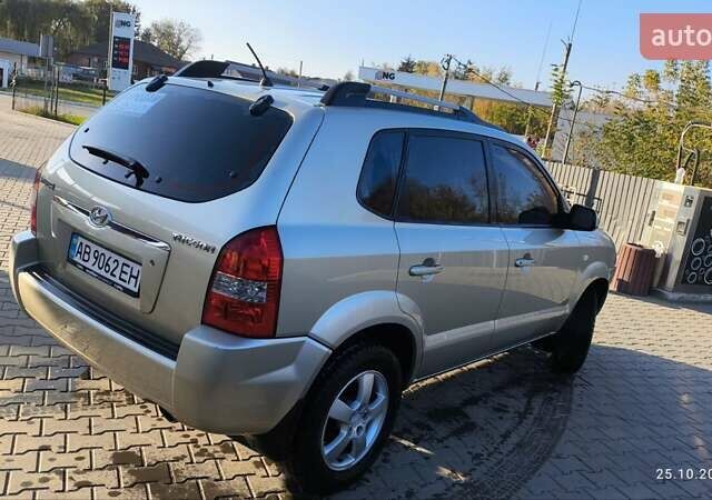 Серый Хендай Туксон, объемом двигателя 1.98 л и пробегом 193 тыс. км за 8400 $, фото 3 на Automoto.ua