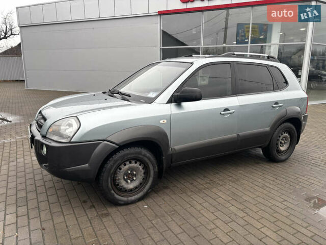 Сірий Хендай Туксон, об'ємом двигуна 2 л та пробігом 255 тис. км за 7600 $, фото 4 на Automoto.ua
