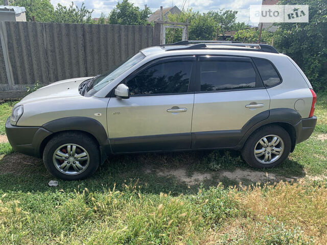 Сірий Хендай Туксон, об'ємом двигуна 1.98 л та пробігом 227 тис. км за 7500 $, фото 4 на Automoto.ua