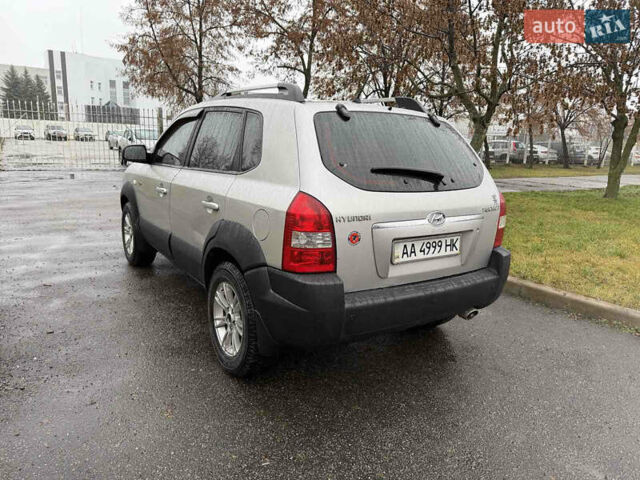 Серый Хендай Туксон, объемом двигателя 1.98 л и пробегом 220 тыс. км за 6200 $, фото 3 на Automoto.ua