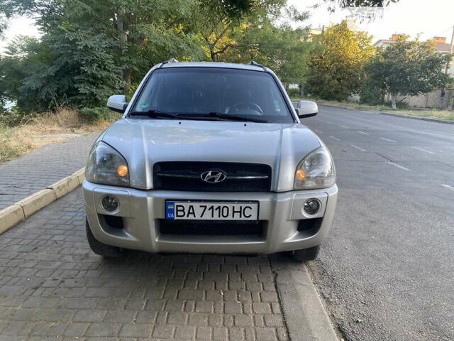 Серый Хендай Туксон, объемом двигателя 2 л и пробегом 218 тыс. км за 7500 $, фото 1 на Automoto.ua