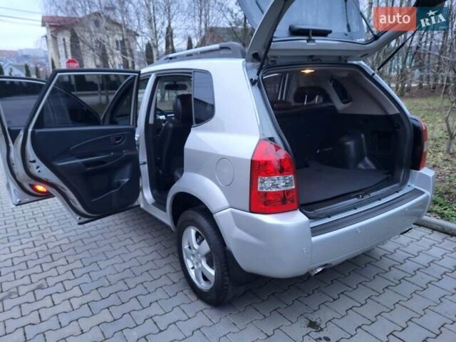 Серый Хендай Туксон, объемом двигателя 2 л и пробегом 240 тыс. км за 8300 $, фото 78 на Automoto.ua