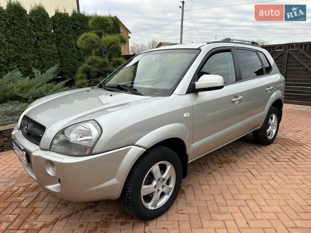 Серый Хендай Туксон, объемом двигателя 1.98 л и пробегом 217 тыс. км за 8500 $, фото 5 на Automoto.ua