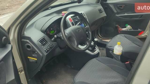 Серый Хендай Туксон, объемом двигателя 1.98 л и пробегом 169 тыс. км за 7500 $, фото 13 на Automoto.ua