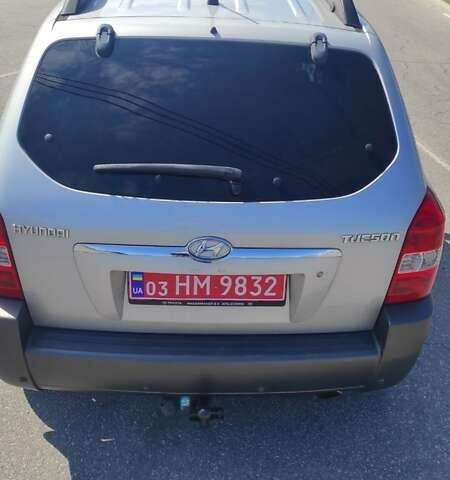 Серый Хендай Туксон, объемом двигателя 2 л и пробегом 185 тыс. км за 7999 $, фото 2 на Automoto.ua