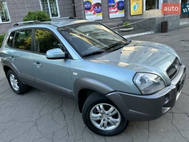 Серый Хендай Туксон, объемом двигателя 2 л и пробегом 110 тыс. км за 10200 $, фото 5 на Automoto.ua