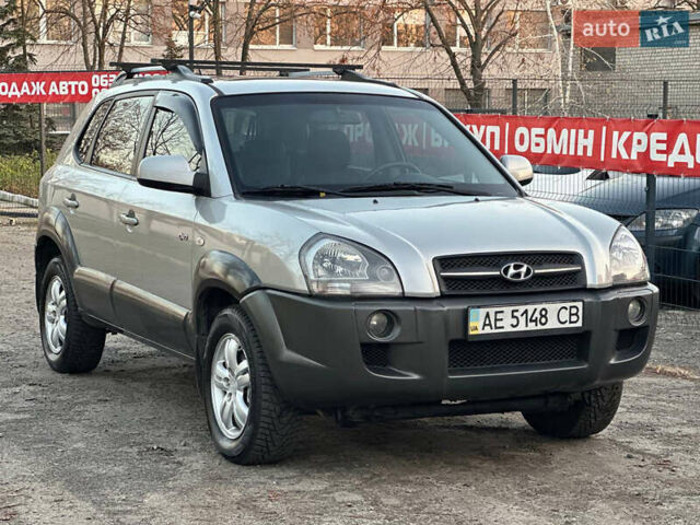 Серый Хендай Туксон, объемом двигателя 1.98 л и пробегом 167 тыс. км за 7300 $, фото 3 на Automoto.ua