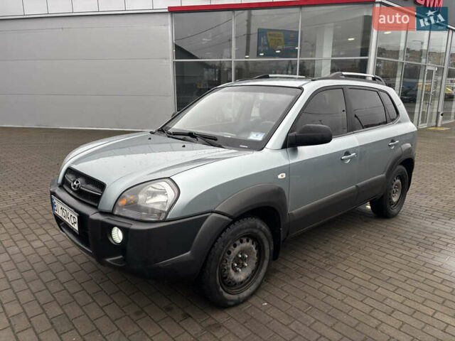 Сірий Хендай Туксон, об'ємом двигуна 2 л та пробігом 255 тис. км за 7600 $, фото 3 на Automoto.ua