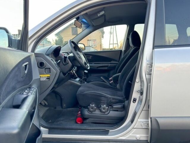 Сірий Хендай Туксон, об'ємом двигуна 2 л та пробігом 233 тис. км за 2350 $, фото 8 на Automoto.ua