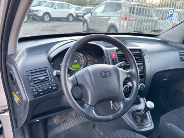 Сірий Хендай Туксон, об'ємом двигуна 2 л та пробігом 233 тис. км за 2350 $, фото 6 на Automoto.ua