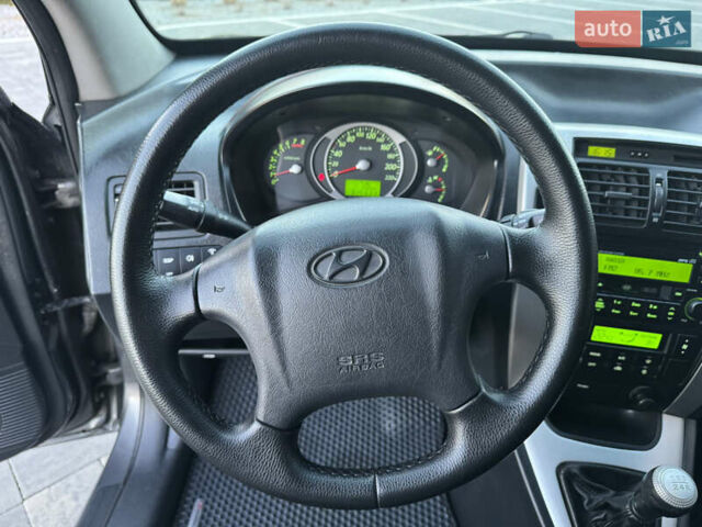 Серый Хендай Туксон, объемом двигателя 1.99 л и пробегом 315 тыс. км за 7300 $, фото 17 на Automoto.ua