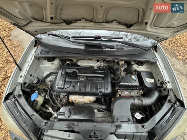 Серый Хендай Туксон, объемом двигателя 1.98 л и пробегом 269 тыс. км за 7100 $, фото 37 на Automoto.ua