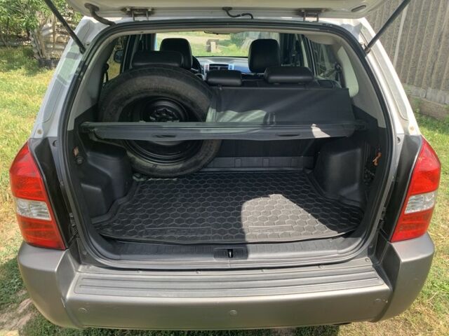 Серый Хендай Туксон, объемом двигателя 2 л и пробегом 228 тыс. км за 7400 $, фото 17 на Automoto.ua