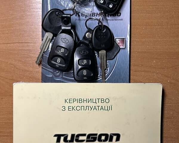 Сірий Хендай Туксон, об'ємом двигуна 1.98 л та пробігом 175 тис. км за 9000 $, фото 32 на Automoto.ua