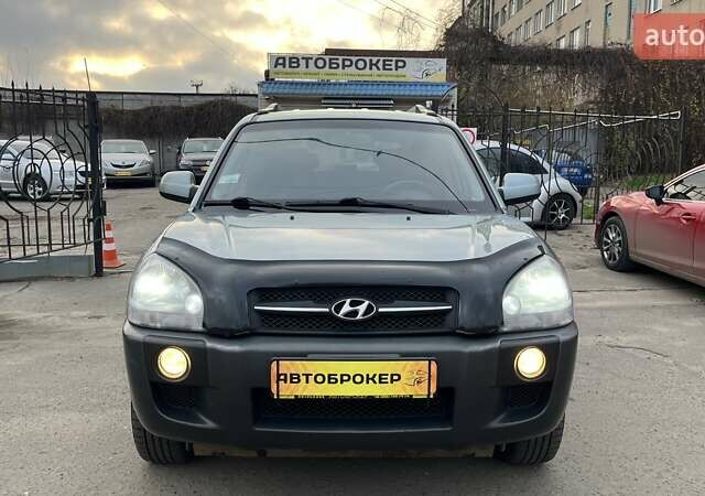 Сірий Хендай Туксон, об'ємом двигуна 1.98 л та пробігом 281 тис. км за 7200 $, фото 2 на Automoto.ua