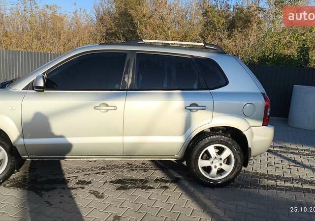 Серый Хендай Туксон, объемом двигателя 1.98 л и пробегом 193 тыс. км за 8400 $, фото 7 на Automoto.ua