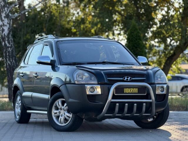 Серый Хендай Туксон, объемом двигателя 2 л и пробегом 282 тыс. км за 7950 $, фото 3 на Automoto.ua