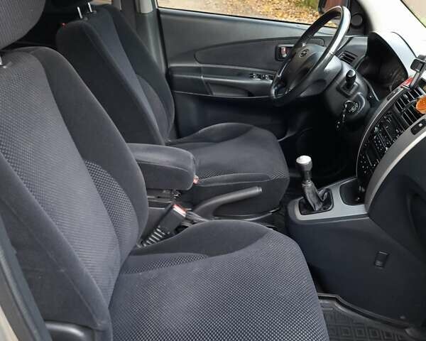Сірий Хендай Туксон, об'ємом двигуна 2 л та пробігом 182 тис. км за 8800 $, фото 17 на Automoto.ua