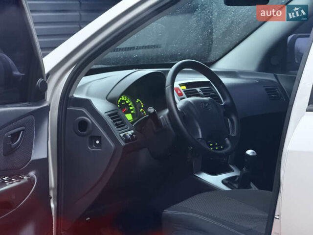 Сірий Хендай Туксон, об'ємом двигуна 2 л та пробігом 305 тис. км за 7350 $, фото 9 на Automoto.ua