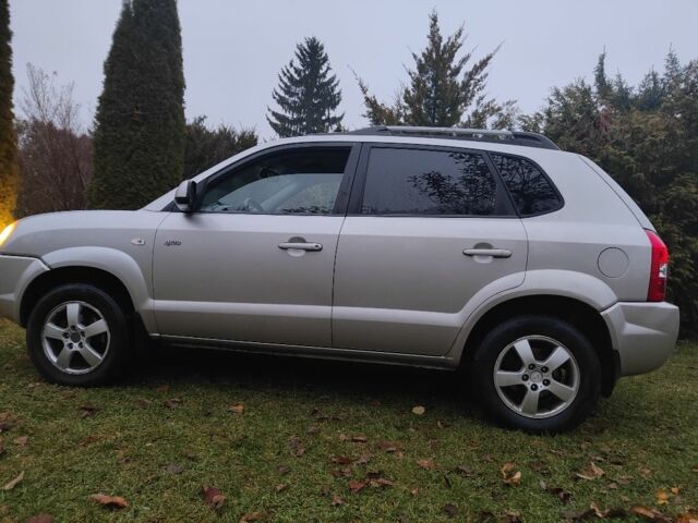 Серый Хендай Туксон, объемом двигателя 2 л и пробегом 310 тыс. км за 3658 $, фото 5 на Automoto.ua