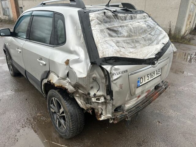 Серый Хендай Туксон, объемом двигателя 2 л и пробегом 350 тыс. км за 3850 $, фото 4 на Automoto.ua