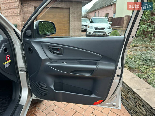 Серый Хендай Туксон, объемом двигателя 1.98 л и пробегом 217 тыс. км за 8500 $, фото 45 на Automoto.ua