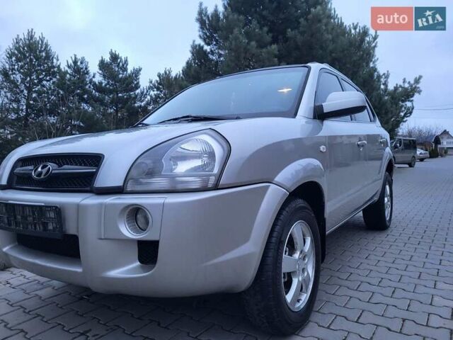 Серый Хендай Туксон, объемом двигателя 2 л и пробегом 240 тыс. км за 8300 $, фото 57 на Automoto.ua