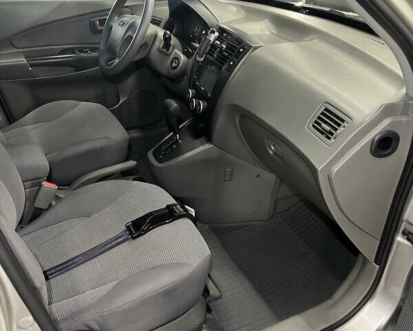 Хендай Туксон 2007 в Полтаве на Automoto.ua Серый Хендай Туксон, объемом двигателя 1.98 л и пробегом 190 тыс. км за 8300 $, фото 9 на Automoto.ua