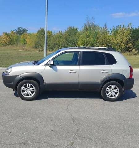 Серый Хендай Туксон, объемом двигателя 2 л и пробегом 185 тыс. км за 7999 $, фото 5 на Automoto.ua