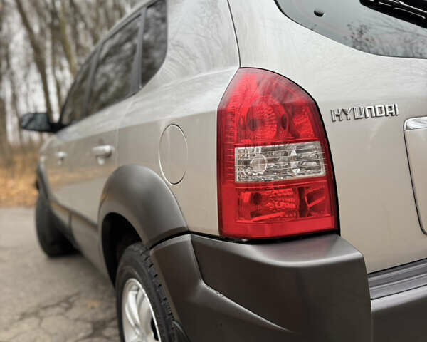 Серый Хендай Туксон, объемом двигателя 1.98 л и пробегом 269 тыс. км за 7100 $, фото 11 на Automoto.ua