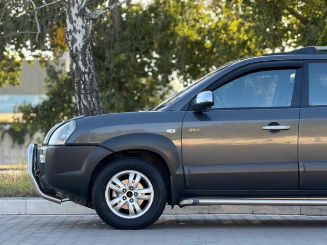 Серый Хендай Туксон, объемом двигателя 2 л и пробегом 282 тыс. км за 7950 $, фото 7 на Automoto.ua