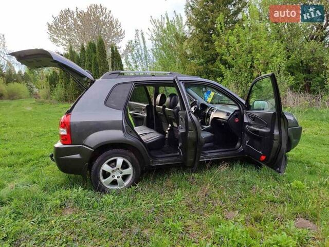 Серый Хендай Туксон, объемом двигателя 1.99 л и пробегом 184 тыс. км за 8300 $, фото 3 на Automoto.ua