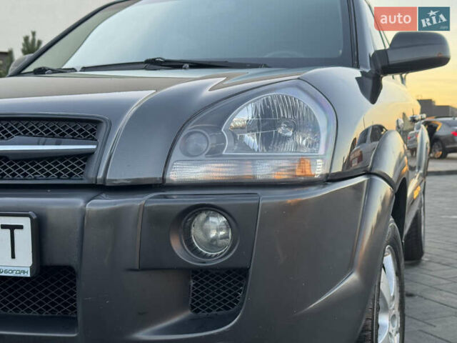 Серый Хендай Туксон, объемом двигателя 1.99 л и пробегом 315 тыс. км за 7300 $, фото 4 на Automoto.ua