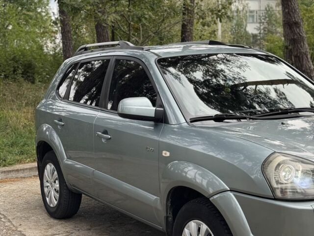 Серый Хендай Туксон, объемом двигателя 2 л и пробегом 159 тыс. км за 7299 $, фото 3 на Automoto.ua