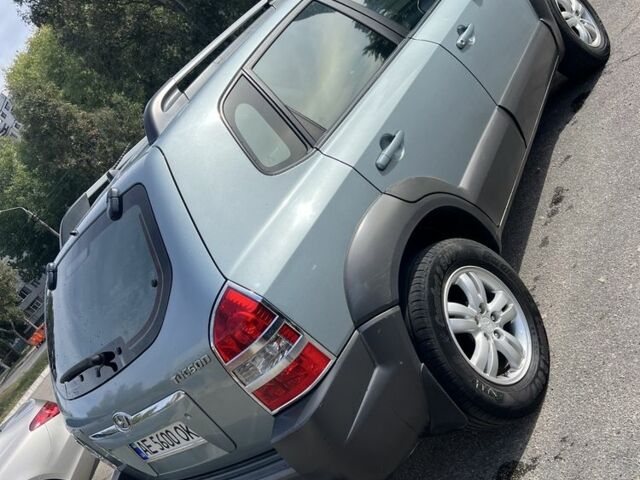 Сірий Хендай Туксон, об'ємом двигуна 2 л та пробігом 170 тис. км за 8700 $, фото 4 на Automoto.ua