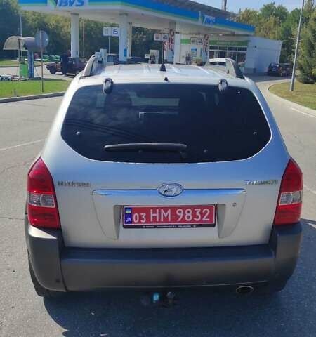 Серый Хендай Туксон, объемом двигателя 2 л и пробегом 185 тыс. км за 7999 $, фото 1 на Automoto.ua