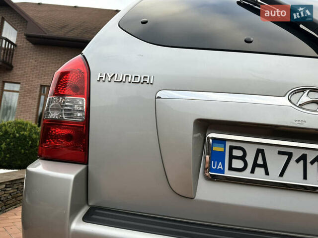 Серый Хендай Туксон, объемом двигателя 1.98 л и пробегом 217 тыс. км за 8500 $, фото 10 на Automoto.ua