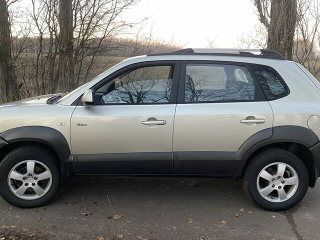 Серый Хендай Туксон, объемом двигателя 2 л и пробегом 345 тыс. км за 6700 $, фото 3 на Automoto.ua