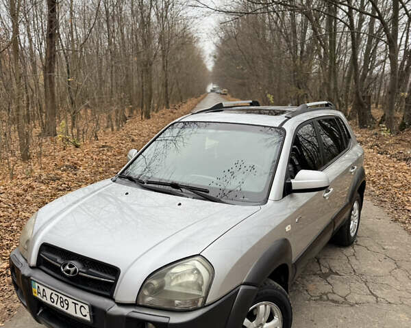 Серый Хендай Туксон, объемом двигателя 1.98 л и пробегом 269 тыс. км за 7100 $, фото 1 на Automoto.ua