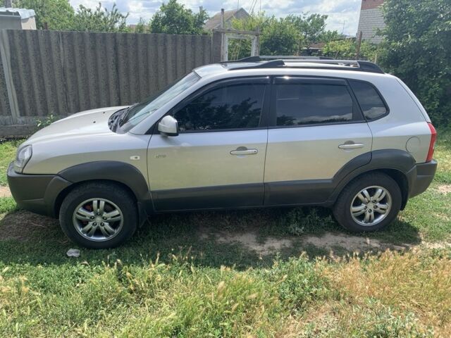 Серый Хендай Туксон, объемом двигателя 2 л и пробегом 228 тыс. км за 7400 $, фото 3 на Automoto.ua