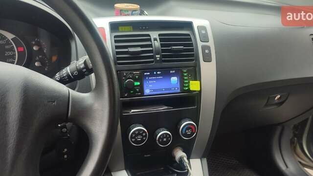 Серый Хендай Туксон, объемом двигателя 1.98 л и пробегом 169 тыс. км за 7500 $, фото 12 на Automoto.ua