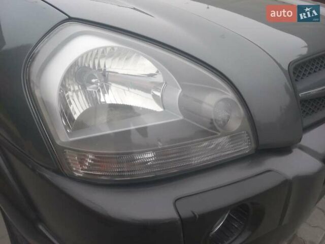 Сірий Хендай Туксон, об'ємом двигуна 2 л та пробігом 190 тис. км за 8600 $, фото 40 на Automoto.ua