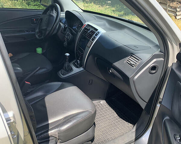 Сірий Хендай Туксон, об'ємом двигуна 1.98 л та пробігом 227 тис. км за 7500 $, фото 18 на Automoto.ua