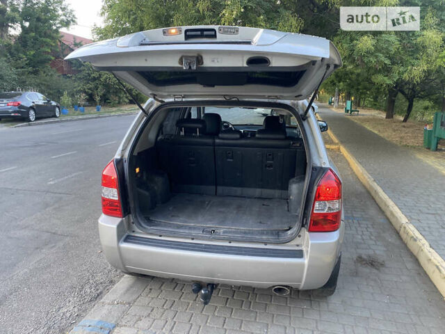 Серый Хендай Туксон, объемом двигателя 2 л и пробегом 218 тыс. км за 7500 $, фото 6 на Automoto.ua